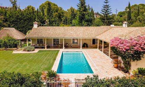 Villa en venta con arquitectura mediterránea y gran jardín situada cerca de San Pedro en Marbella - Benahavis 52493