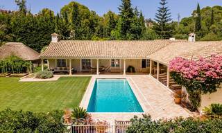 Villa en venta con arquitectura mediterránea y gran jardín situada cerca de San Pedro en Marbella - Benahavis 52493 