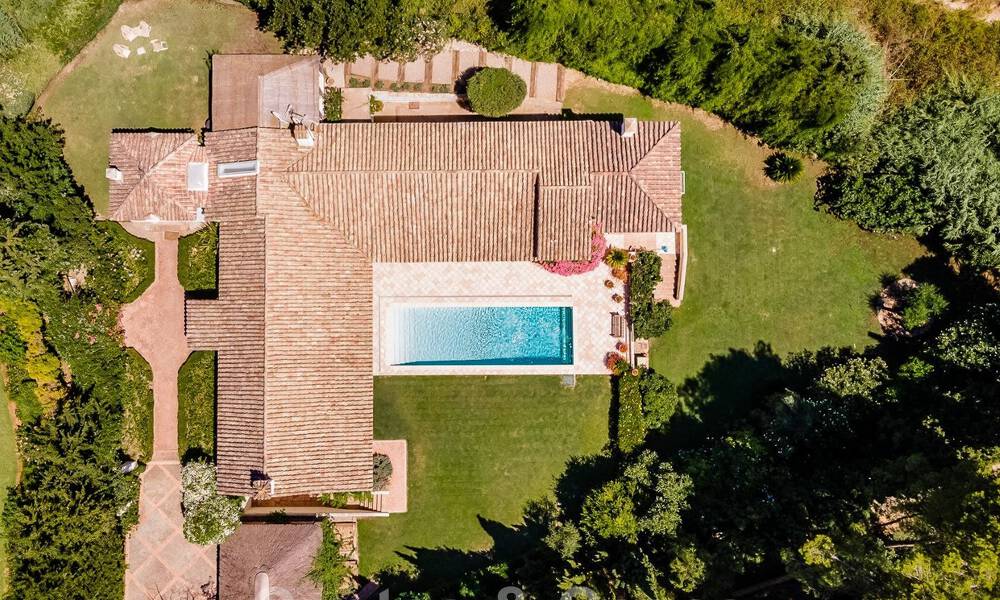 Villa en venta con arquitectura mediterránea y gran jardín situada cerca de San Pedro en Marbella - Benahavis 52496