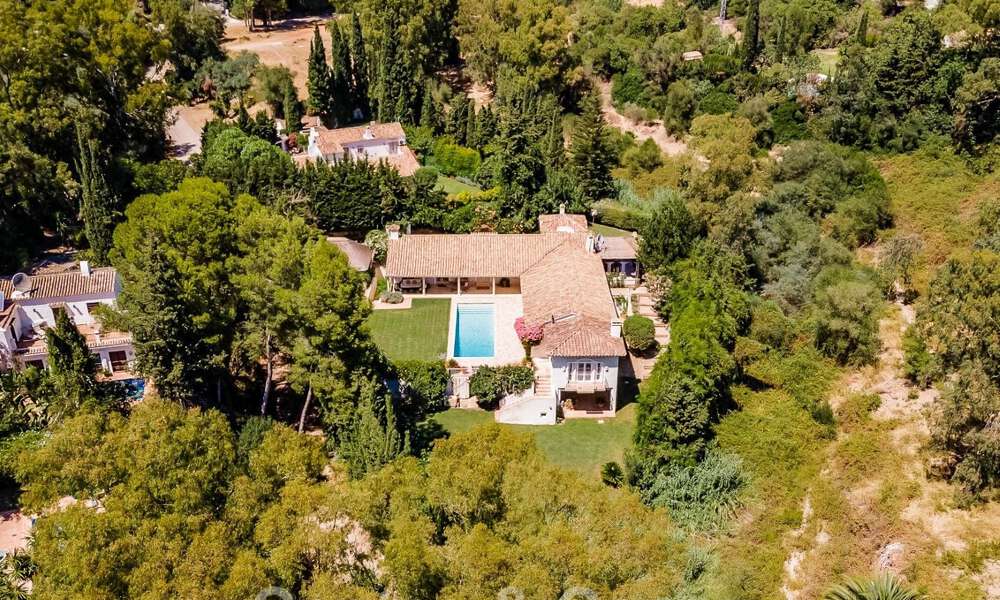 Villa en venta con arquitectura mediterránea y gran jardín situada cerca de San Pedro en Marbella - Benahavis 52497