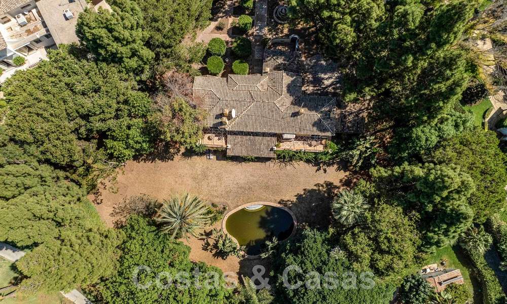 Parcela + proyecto de villa de lujo en venta en una urbanización tranquila a poca distancia de la playa en Guadalmina Baja, Marbella 52617