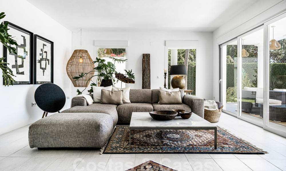 Lujosa villa en venta de estilo arquitectónico andaluz al este de Marbella centro, a un paso de las dunas y la playa 52647