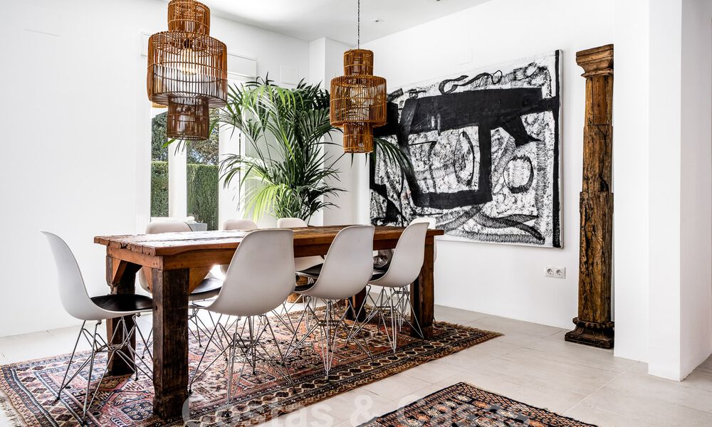 Lujosa villa en venta de estilo arquitectónico andaluz al este de Marbella centro, a un paso de las dunas y la playa 52650