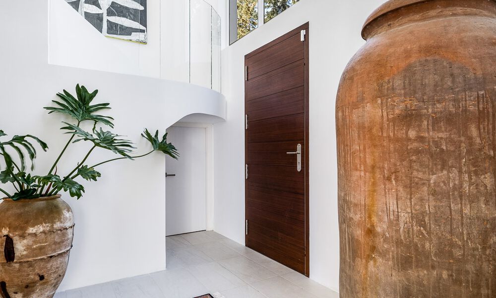 Lujosa villa en venta de estilo arquitectónico andaluz al este de Marbella centro, a un paso de las dunas y la playa 52663