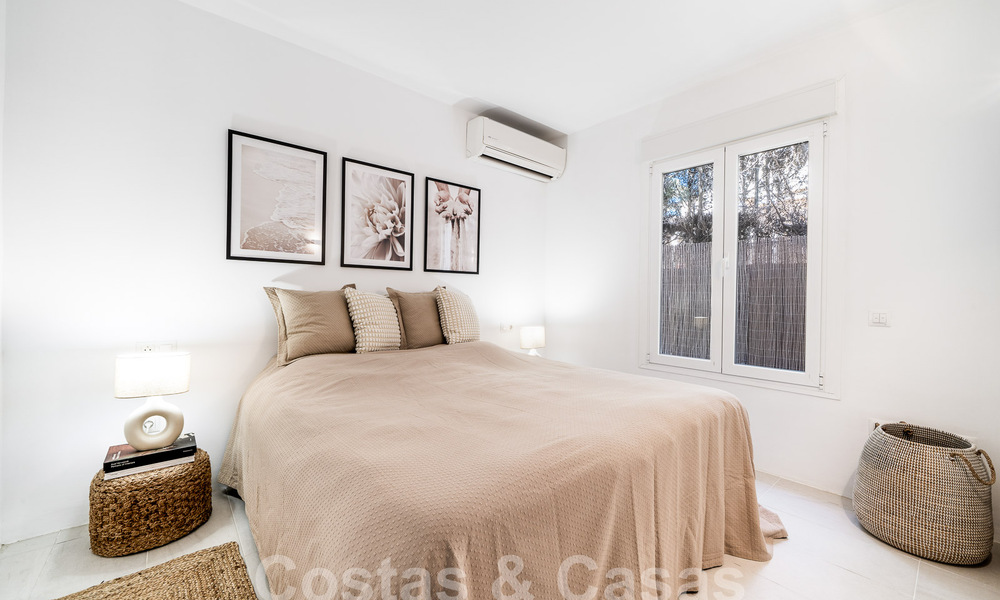 Lujosa villa en venta de estilo arquitectónico andaluz al este de Marbella centro, a un paso de las dunas y la playa 52664