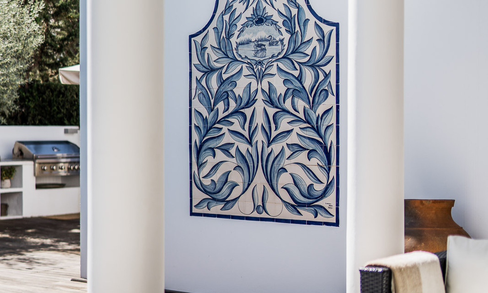 Lujosa villa en venta de estilo arquitectónico andaluz al este de Marbella centro, a un paso de las dunas y la playa 52665