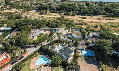Lujosa villa en venta de estilo arquitectónico andaluz al este de Marbella centro, a un paso de las dunas y la playa 52670