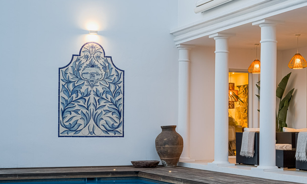 Lujosa villa en venta de estilo arquitectónico andaluz al este de Marbella centro, a un paso de las dunas y la playa 52672