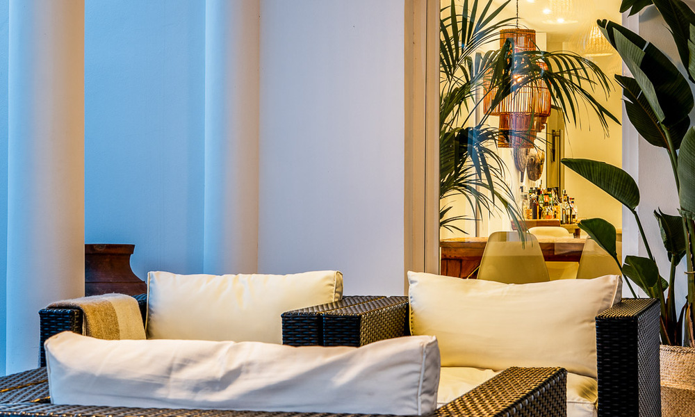 Lujosa villa en venta de estilo arquitectónico andaluz al este de Marbella centro, a un paso de las dunas y la playa 52673