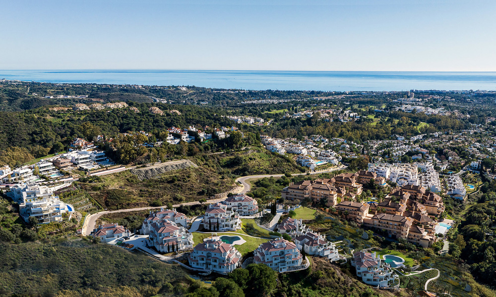 Apartamentos contemporáneos de estilo andaluz en venta con vistas panorámicas al mar en el valle del golf de Nueva Andalucía, Marbella 51627