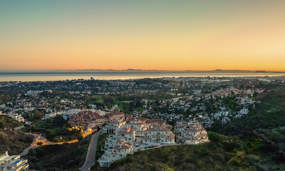 Apartamentos contemporáneos de estilo andaluz en venta con vistas panorámicas al mar en el valle del golf de Nueva Andalucía, Marbella 51628