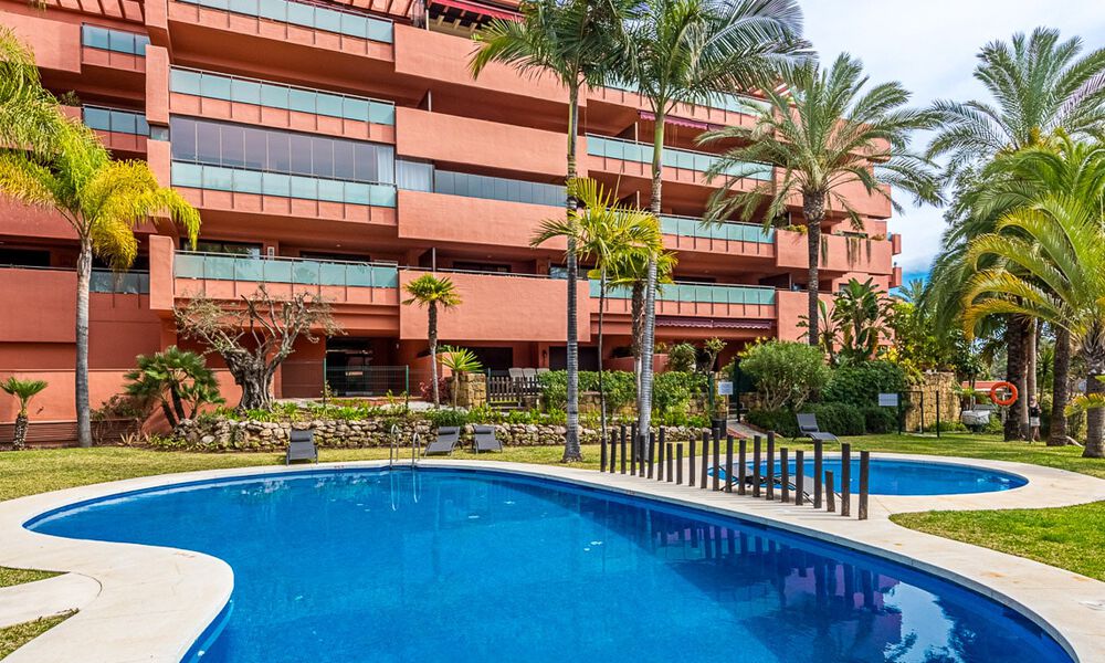 Ático en venta en una urbanización cerrada a un paso de la playa en la Nueva Milla de Oro entre Marbella y Estepona 52818