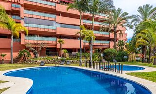 Ático en venta en una urbanización cerrada a un paso de la playa en la Nueva Milla de Oro entre Marbella y Estepona 52818 