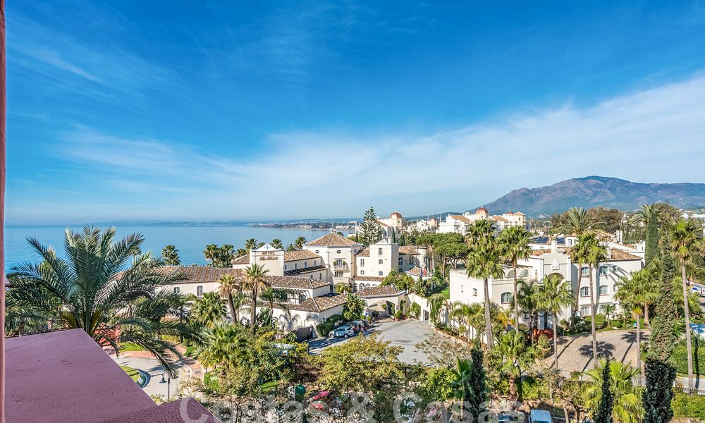 Ático en venta en una urbanización cerrada a un paso de la playa en la Nueva Milla de Oro entre Marbella y Estepona 52819