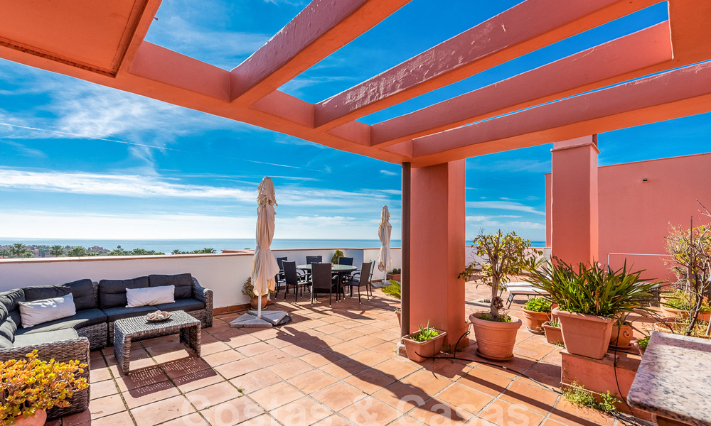 Ático en venta en una urbanización cerrada a un paso de la playa en la Nueva Milla de Oro entre Marbella y Estepona 52831