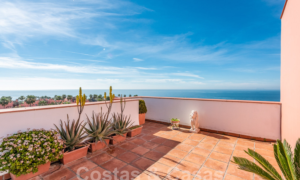 Ático en venta en una urbanización cerrada a un paso de la playa en la Nueva Milla de Oro entre Marbella y Estepona 52832