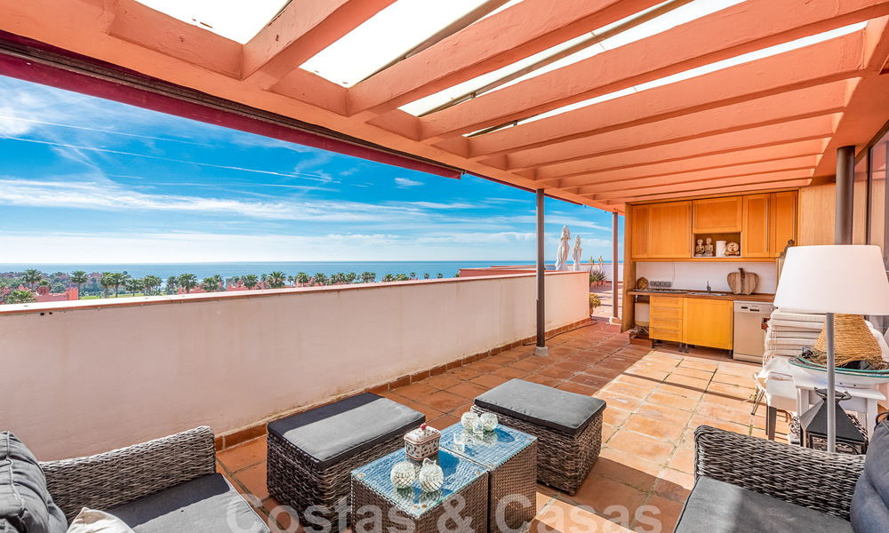 Ático en venta en una urbanización cerrada a un paso de la playa en la Nueva Milla de Oro entre Marbella y Estepona 52836