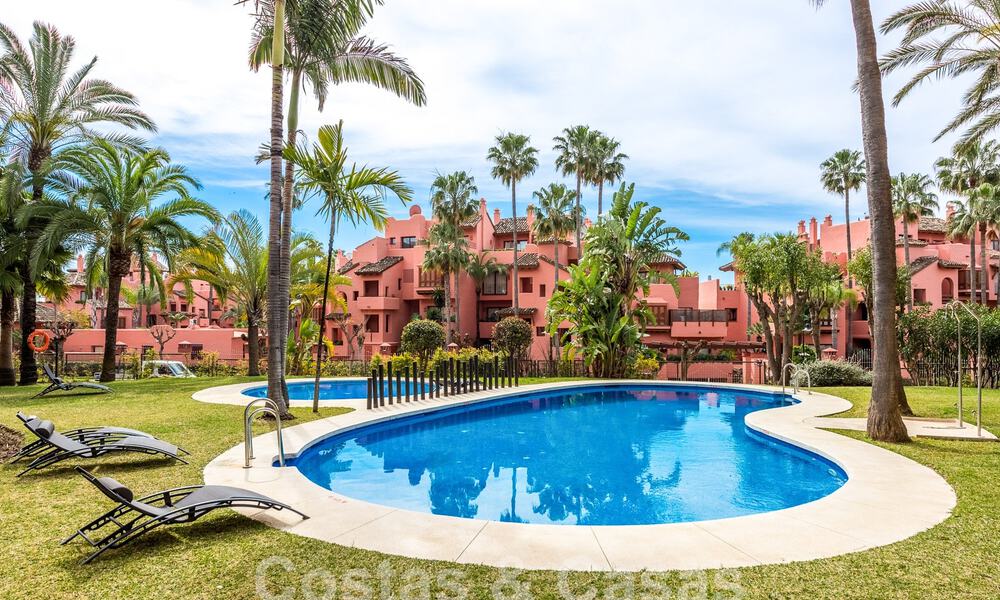 Ático en venta en una urbanización cerrada a un paso de la playa en la Nueva Milla de Oro entre Marbella y Estepona 52845