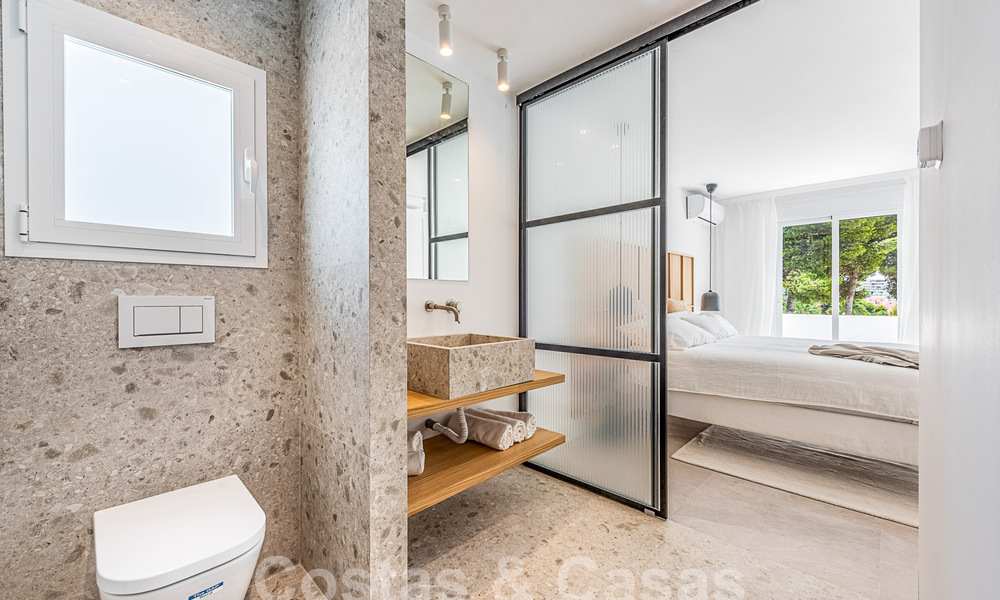 Ático reformado con gran solarium en venta, a poca distancia de los servicios e incluso Puerto Banús, Marbella 52856