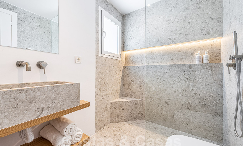 Ático reformado con gran solarium en venta, a poca distancia de los servicios e incluso Puerto Banús, Marbella 52860