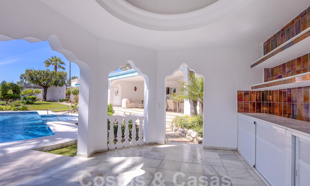 Villa andaluza en venta a poca distancia de la playa en la Nueva Milla de Oro entre Marbella y Estepona 53464