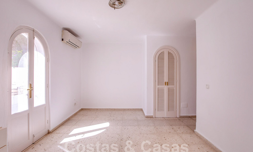 Villa andaluza en venta a poca distancia de la playa en la Nueva Milla de Oro entre Marbella y Estepona 53478
