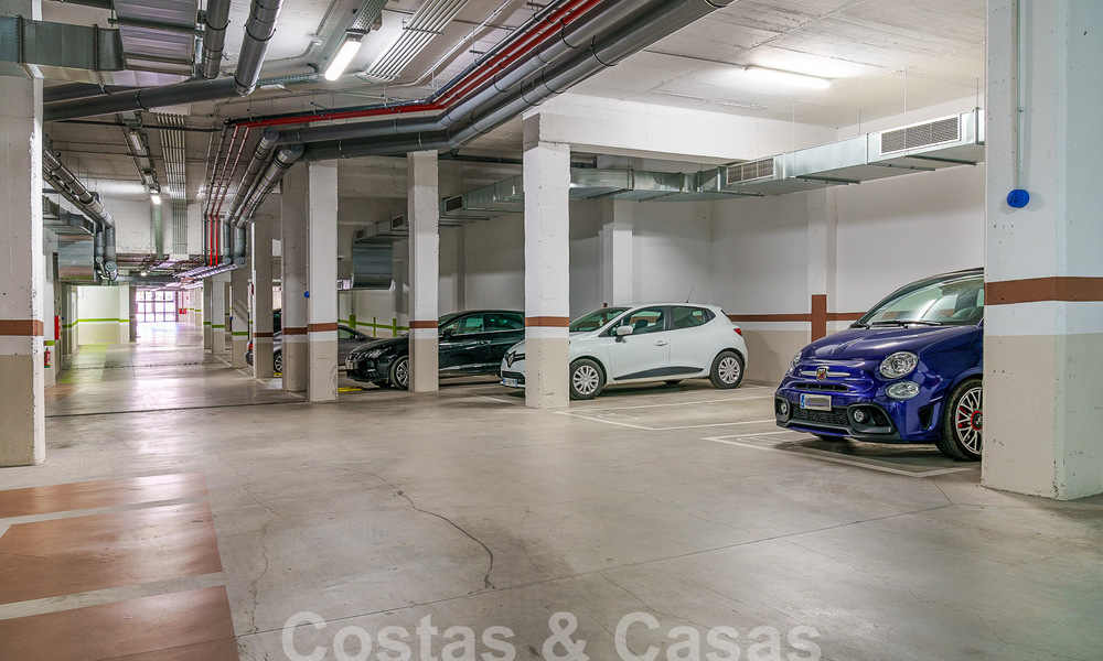 Se vende lujoso apartamento con vistas al mar en una posición elevada en Benahavis - Marbella 53283