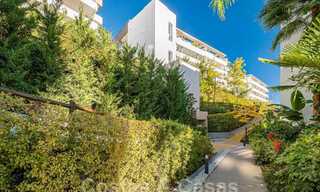 Se vende lujoso apartamento con vistas al mar en una posición elevada en Benahavis - Marbella 53284 