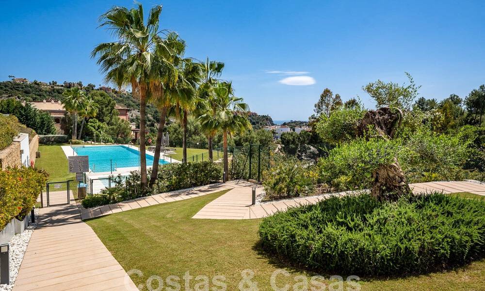 Se vende lujoso apartamento con vistas al mar en una posición elevada en Benahavis - Marbella 53307