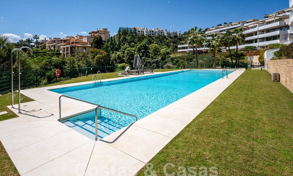 Se vende lujoso apartamento con vistas al mar en una posición elevada en Benahavis - Marbella 53309