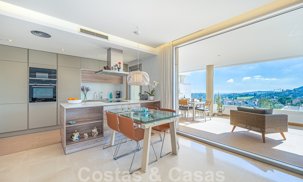 Se vende lujoso apartamento con vistas al mar en una posición elevada en Benahavis - Marbella 53318