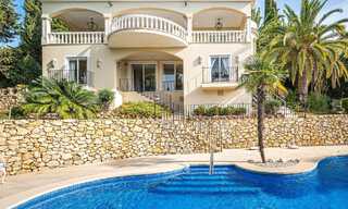 Villa de lujo tradicional-mediterránea en venta con vistas al mar en urbanización cerrada en la Milla de Oro de Marbella 54404 