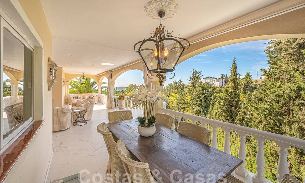 Villa de lujo tradicional-mediterránea en venta con vistas al mar en urbanización cerrada en la Milla de Oro de Marbella 54410