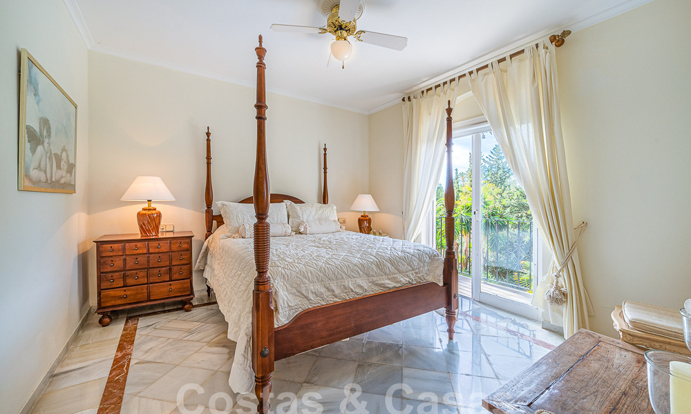 Villa de lujo tradicional-mediterránea en venta con vistas al mar en urbanización cerrada en la Milla de Oro de Marbella 54412