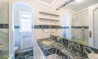 Villa de lujo tradicional-mediterránea en venta con vistas al mar en urbanización cerrada en la Milla de Oro de Marbella 54421 