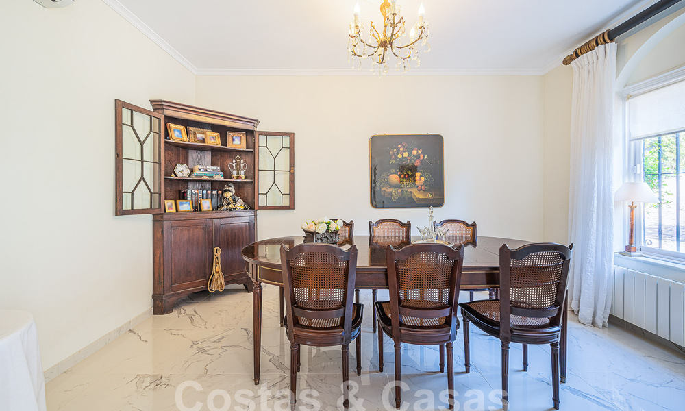 Villa de lujo tradicional-mediterránea en venta con vistas al mar en urbanización cerrada en la Milla de Oro de Marbella 54422