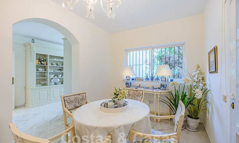 Villa de lujo tradicional-mediterránea en venta con vistas al mar en urbanización cerrada en la Milla de Oro de Marbella 54426