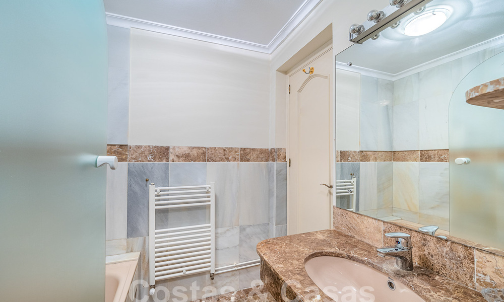 Villa de lujo tradicional-mediterránea en venta con vistas al mar en urbanización cerrada en la Milla de Oro de Marbella 54427