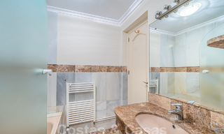 Villa de lujo tradicional-mediterránea en venta con vistas al mar en urbanización cerrada en la Milla de Oro de Marbella 54427 