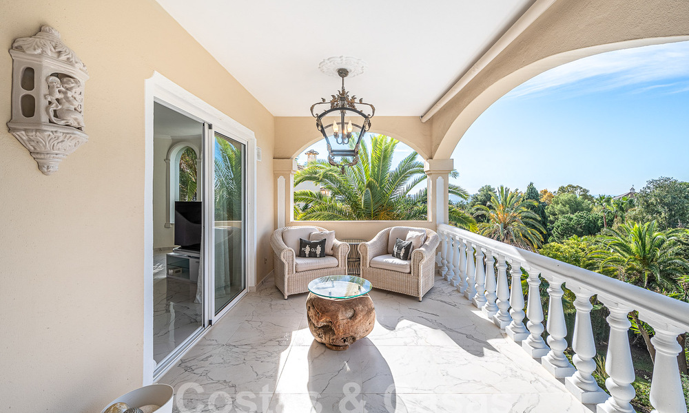 Villa de lujo tradicional-mediterránea en venta con vistas al mar en urbanización cerrada en la Milla de Oro de Marbella 54429