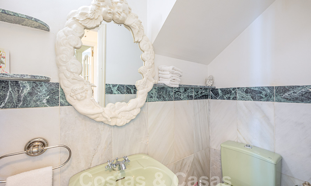 Villa de lujo tradicional-mediterránea en venta con vistas al mar en urbanización cerrada en la Milla de Oro de Marbella 54438