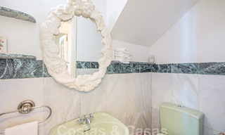 Villa de lujo tradicional-mediterránea en venta con vistas al mar en urbanización cerrada en la Milla de Oro de Marbella 54438 