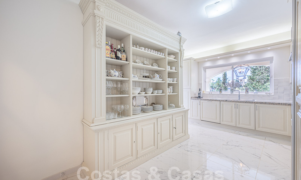 Villa de lujo tradicional-mediterránea en venta con vistas al mar en urbanización cerrada en la Milla de Oro de Marbella 54439