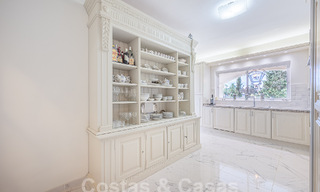 Villa de lujo tradicional-mediterránea en venta con vistas al mar en urbanización cerrada en la Milla de Oro de Marbella 54439 