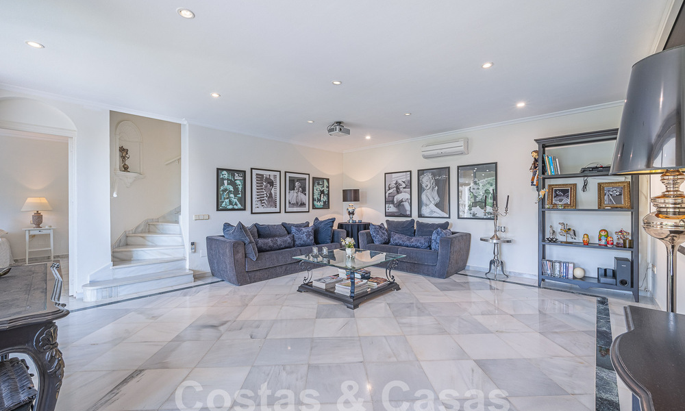 Villa de lujo tradicional-mediterránea en venta con vistas al mar en urbanización cerrada en la Milla de Oro de Marbella 54440