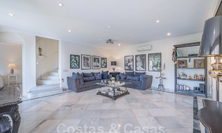 Villa de lujo tradicional-mediterránea en venta con vistas al mar en urbanización cerrada en la Milla de Oro de Marbella 54440 