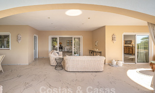 Villa de lujo tradicional-mediterránea en venta con vistas al mar en urbanización cerrada en la Milla de Oro de Marbella 54445 