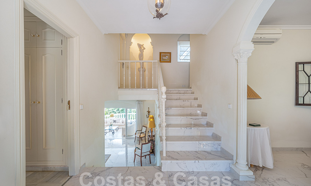 Villa de lujo tradicional-mediterránea en venta con vistas al mar en urbanización cerrada en la Milla de Oro de Marbella 54447