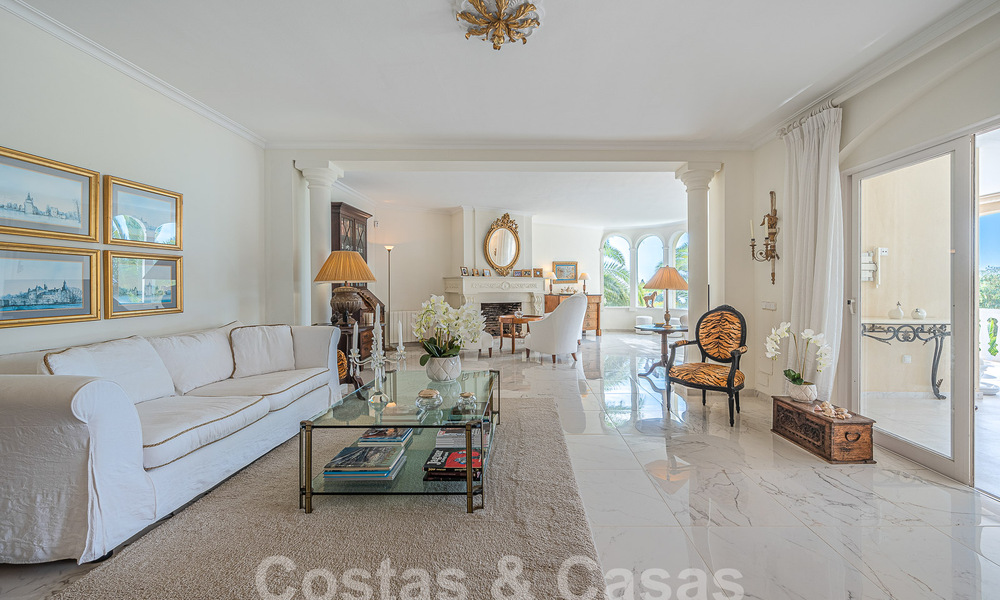 Villa de lujo tradicional-mediterránea en venta con vistas al mar en urbanización cerrada en la Milla de Oro de Marbella 54448