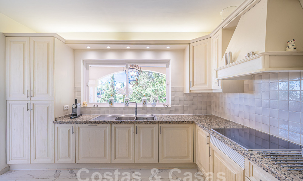 Villa de lujo tradicional-mediterránea en venta con vistas al mar en urbanización cerrada en la Milla de Oro de Marbella 54451